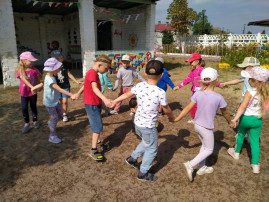 Осенью прогулки с детьми хороши и полезны. Осенью прогулки с детьми хороши и полезны.